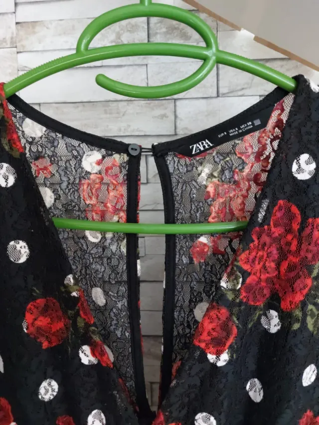 Vestido Zara encaje floral negro y rojo