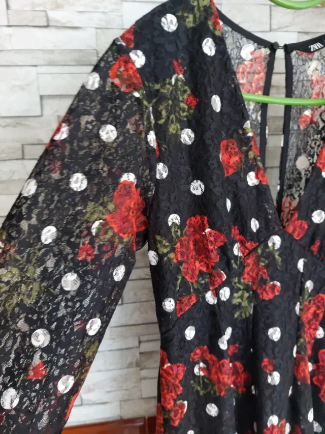 Vestido Zara encaje floral negro y rojo