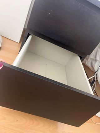 Mesa de noche de madera negra