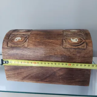 Antiguo baúl de madera tallada