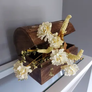 Antiguo baúl de madera tallada