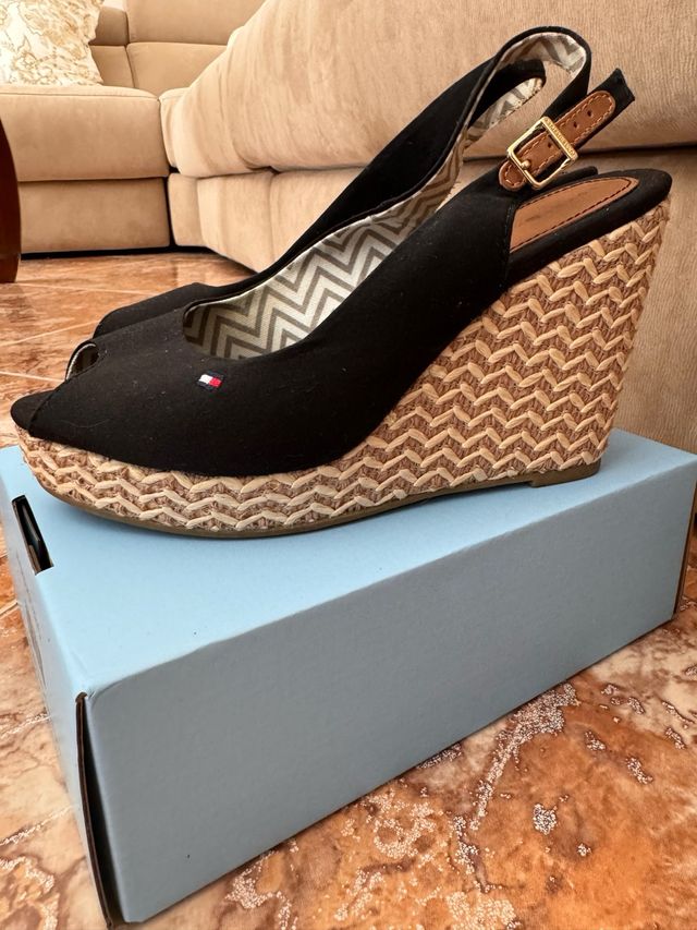 Cuñas Tommy Hilfiger Negras y Beige