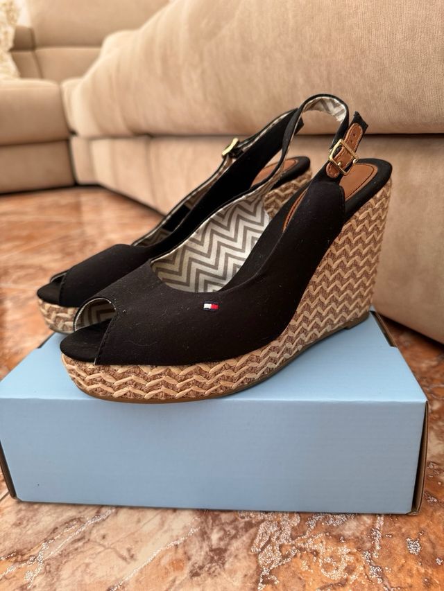 Cuñas Tommy Hilfiger Negras y Beige