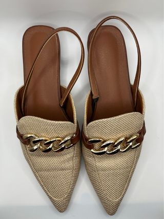 Zapatos destalonados con cadena dorada