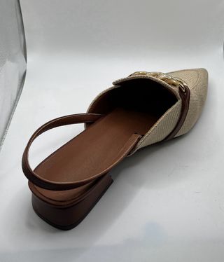 Zapatos destalonados con cadena dorada