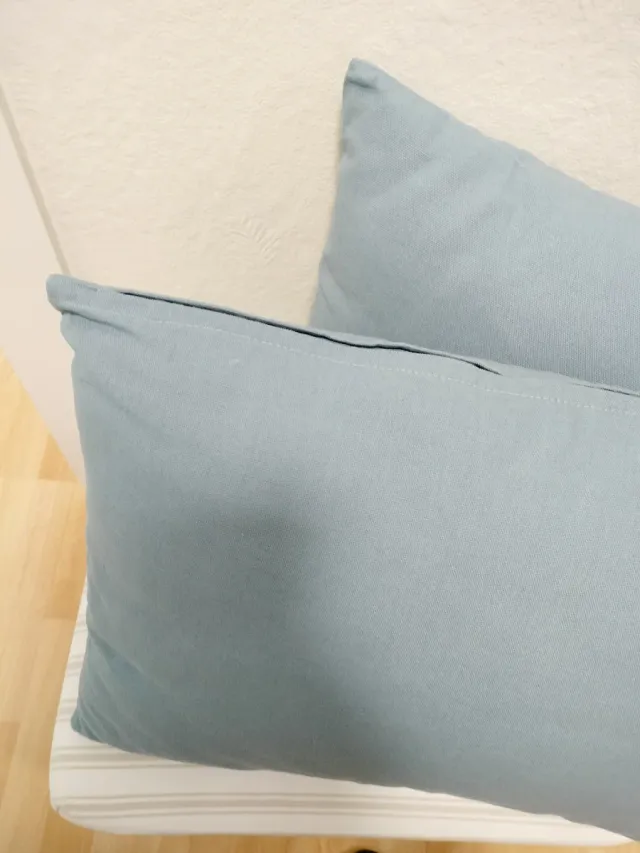 2 cojines decorativos azules con relleno desenfund