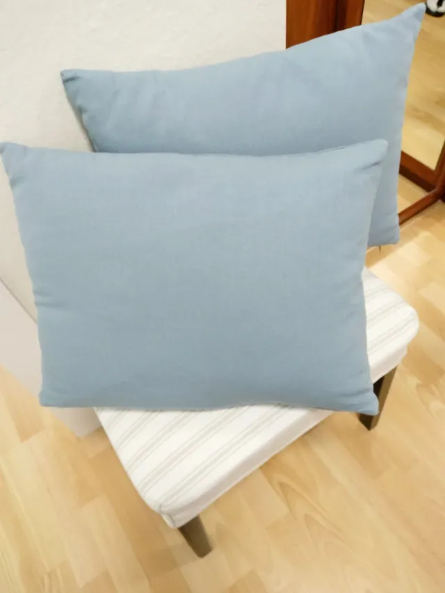 2 cojines decorativos azules con relleno desenfund