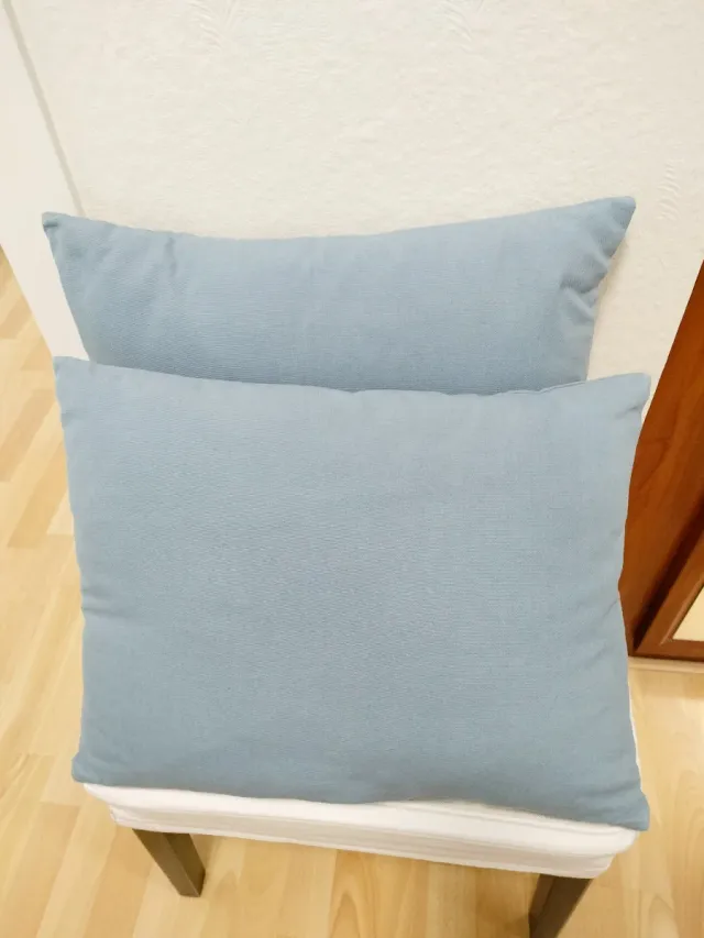 2 cojines decorativos azules con relleno desenfund