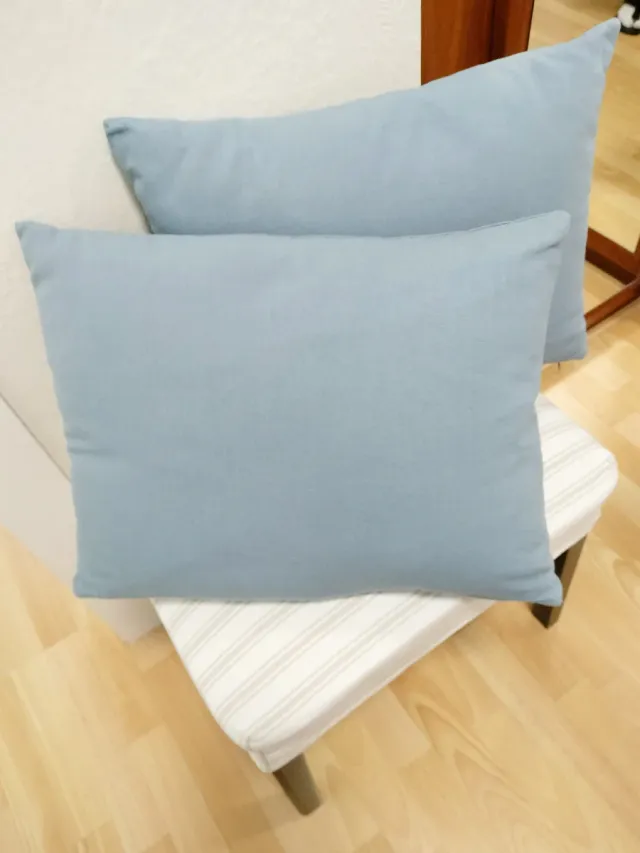 2 cojines decorativos azules con relleno desenfund