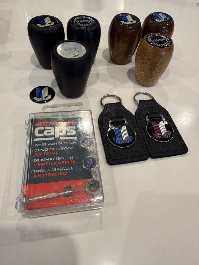 Pomos de palancas de cambios y Llaveros Triumph