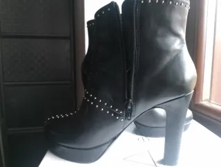 Stivali neri borchiati