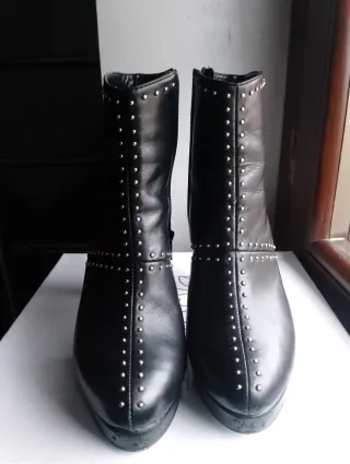 Stivali neri borchiati
