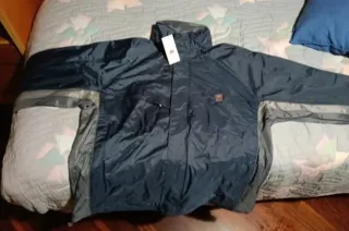 Chubasquero azul y gris Seat