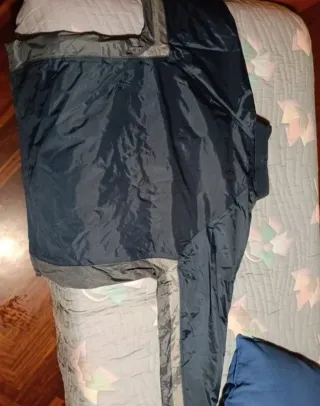 Chubasquero azul y gris Seat