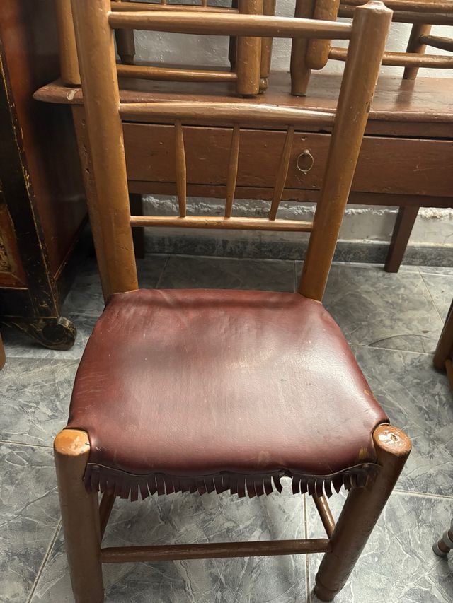 Dos sillas antiguas forradas