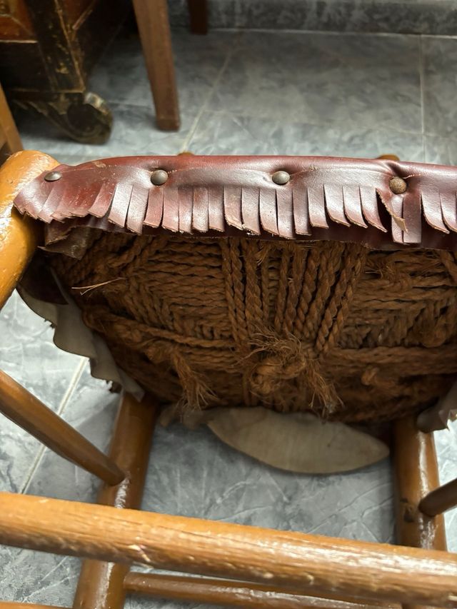 Dos sillas antiguas forradas