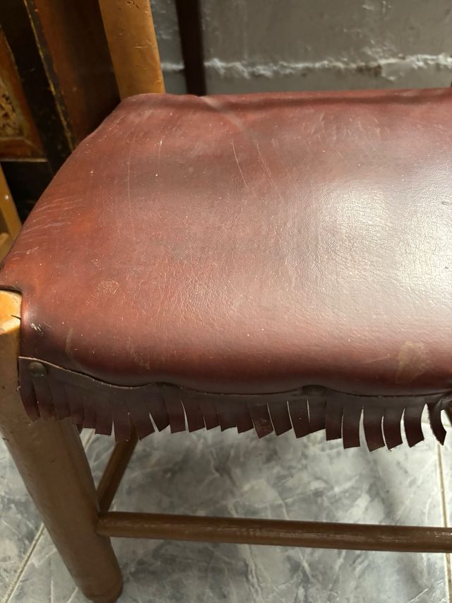 Dos sillas antiguas forradas