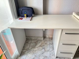 Scrivania bianca con cassetti