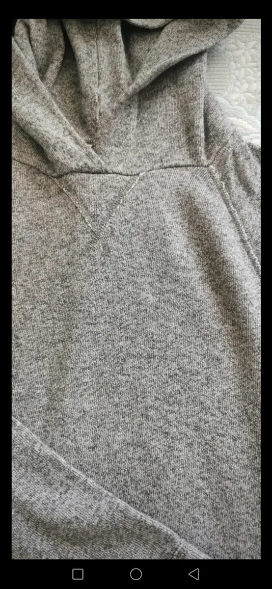 Sudadera gris con capucha