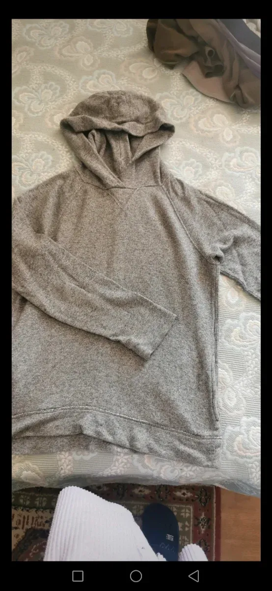 Sudadera gris con capucha