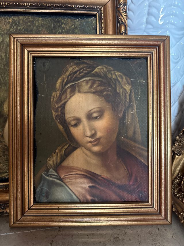 Cuadros antiguos dorados.