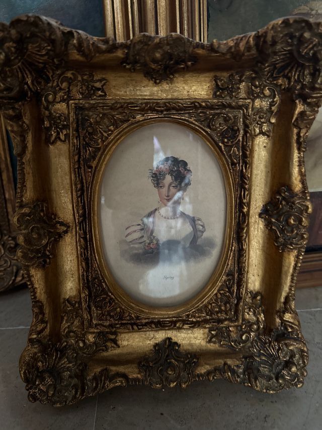 Cuadros antiguos dorados.