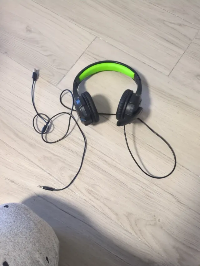 Auriculares gaming negros y verdes
