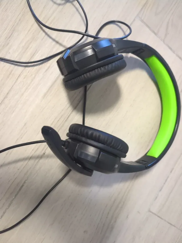 Auriculares gaming negros y verdes