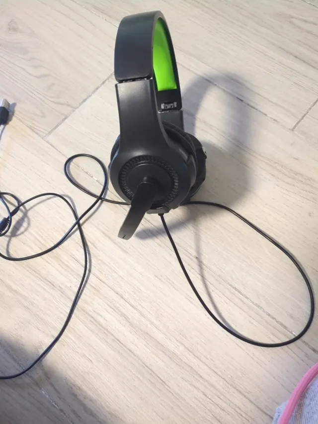 Auriculares gaming negros y verdes