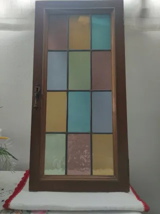 Puerta con cristales emplomados de colores