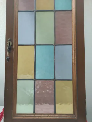 Puerta con cristales emplomados de colores