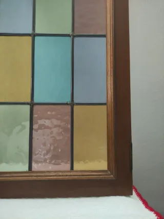 Puerta con cristales emplomados de colores