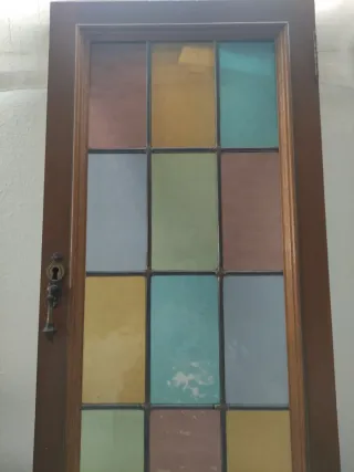 Puerta con cristales emplomados de colores