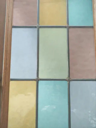 Puerta con cristales emplomados de colores