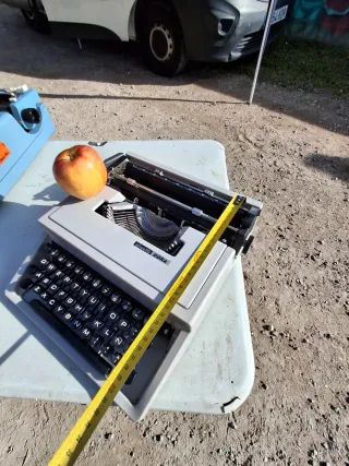 Máquina de escribir Olivetti DORA