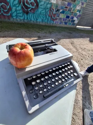Máquina de escribir Olivetti DORA