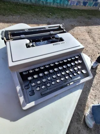 Máquina de escribir Olivetti DORA