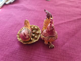 Lote 2 figuras gallo y gallina bronce