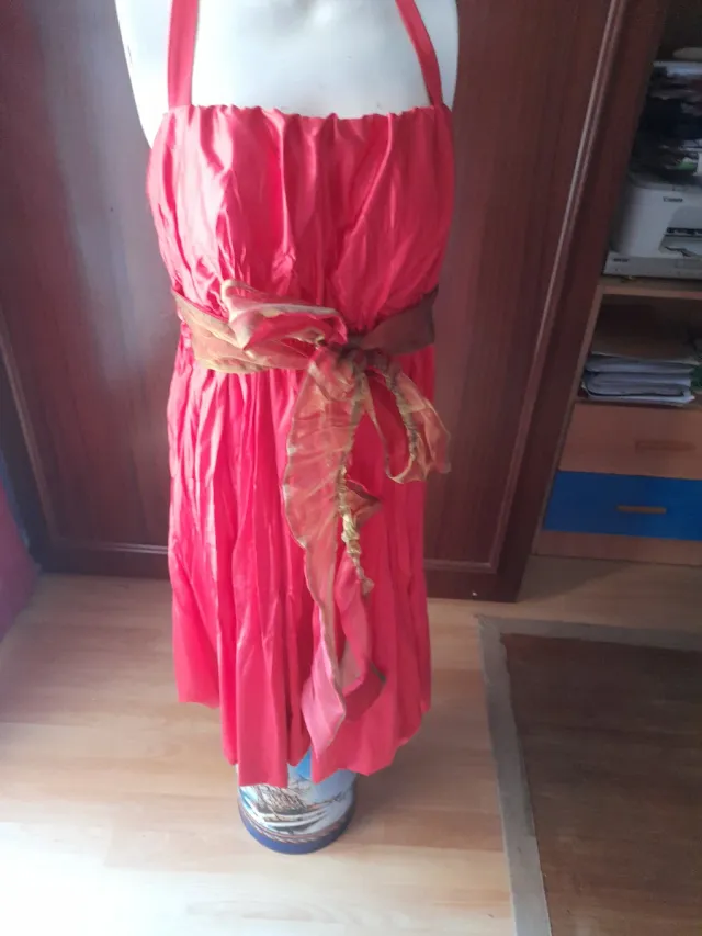 Vestido de fiesta rojo y dorado