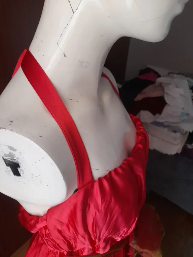 Vestido de fiesta rojo y dorado