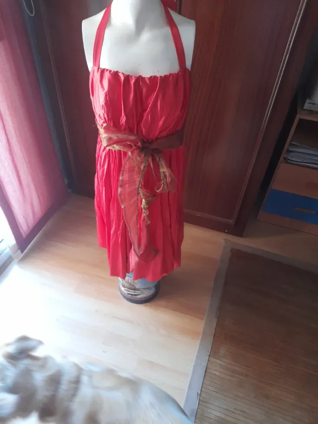 Vestido de fiesta rojo y dorado