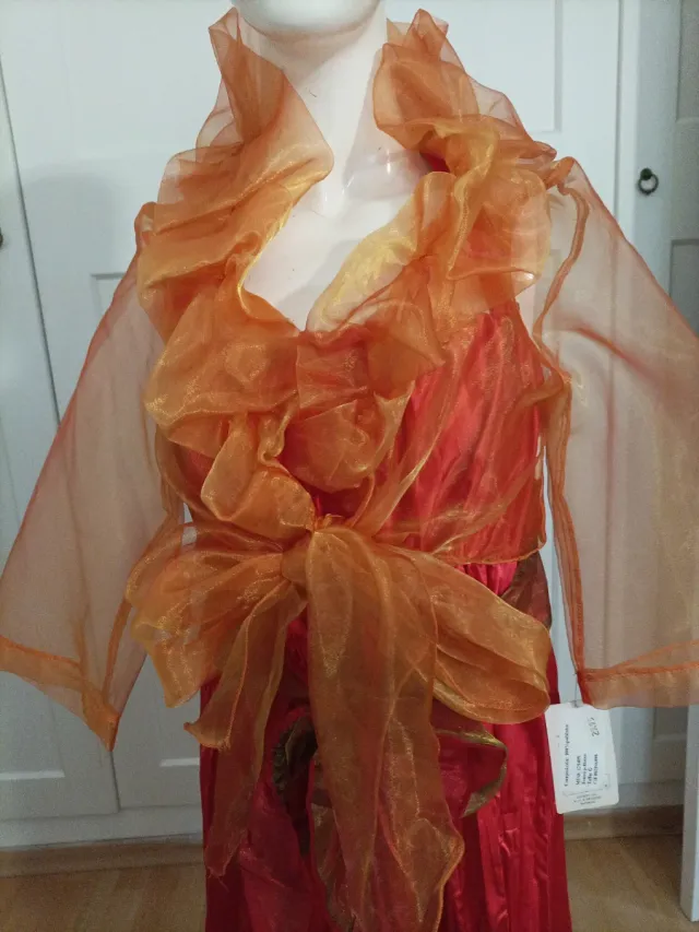 Vestido de fiesta rojo y dorado