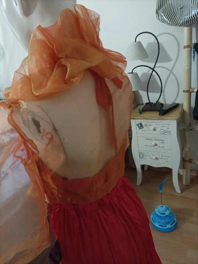 Vestido de fiesta rojo y dorado