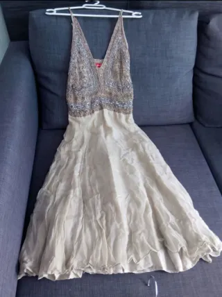 Vestido de fiesta beige y dorado