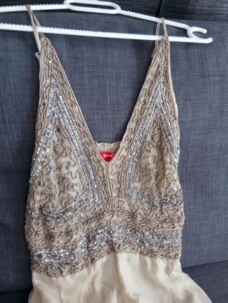 Vestido de fiesta beige y dorado