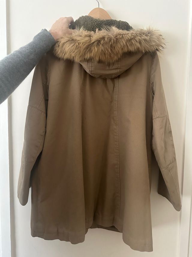 Parka Maje Beige con Capucha y Pelo