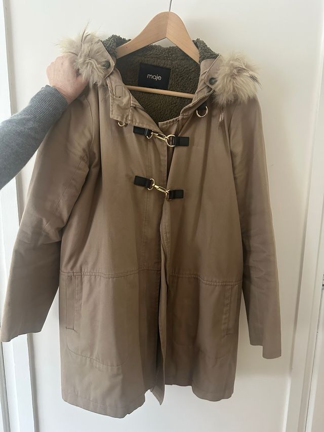 Parka Maje Beige con Capucha y Pelo