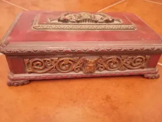 Joyero antiguo decorado