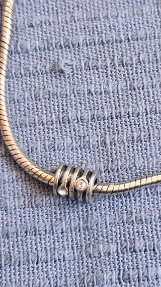 Dos pulseras plateadas Fossil y otra (no Pandora)