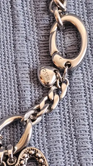 Dos pulseras plateadas Fossil y otra (no Pandora)